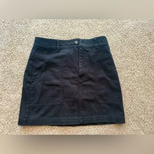 Banana republic- skirt black - never worn like new with pocket on front-size 4